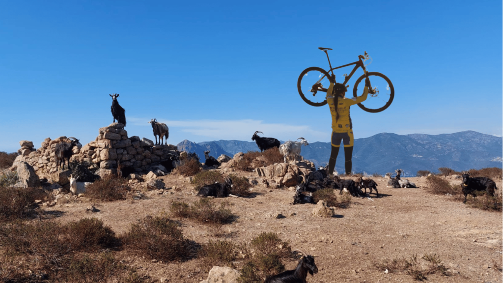 L’Aventure Corse en Van et Vélo Électrique